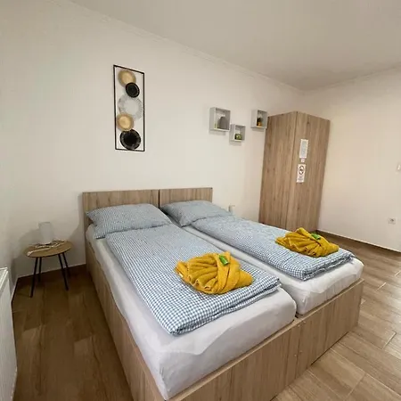 Dora Vendeghaz Apartment