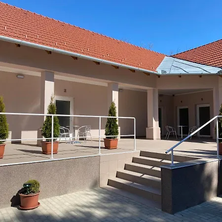 Dora Vendeghaz Apartmán *